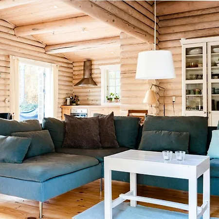 Cozy Times In Log House Amongst Trees *