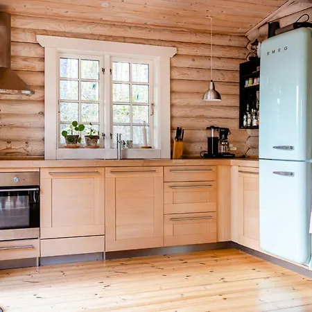 Cozy Times In Log House Amongst Trees *